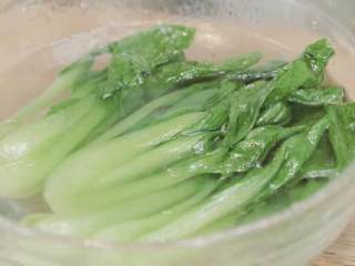 5、老陕油泼面&胡辣汤,1-5 水、油、盐入锅烧开后将小油菜焯熟用冷水浸泡