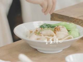 7、老陕油泼面&胡辣汤,1-7抻成面条下锅煮开后放到豆芽上,摆好青菜,撒上辣椒面,点缀上香菜末