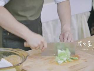 8、老陕油泼面&胡辣汤,2-1香菇、面筋、土豆切丁,圆白菜切好