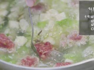 11、老陕油泼面&胡辣汤,2-4用勺子汆成丸子放入汤中,转小火煮