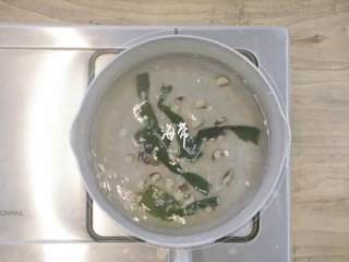 9、老陕油泼面&胡辣汤,2-2海带结、香菇片放入热水中煮,加入切好的香菇面筋、土豆、圆白菜