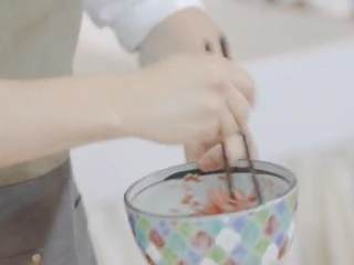 10、老陕油泼面&胡辣汤,2-3牛肉碎中打入鸡蛋,加入适量淀粉、盐搅拌均匀,加入酱油、香菜末、姜末搅拌均匀腌制片刻