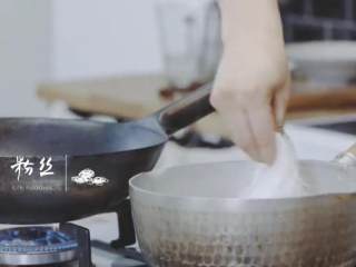 12、老陕油泼面&胡辣汤,2-5泡软的粉丝倒入锅中煮