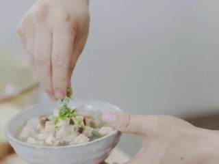 13、老陕油泼面&胡辣汤,2-6用少许淀粉、胡椒粉、盐、酱油、香菇水搅拌均匀加到锅中调味,大火煮开,撒香菜末点缀