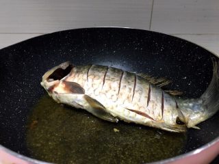 2、一锅俩用，清汤鲫鱼，辣汤重庆火锅,锅里放适量油，烧热后鱼放入锅中