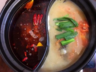 14、一锅俩用，清汤鲫鱼，辣汤重庆火锅,将切好的大蒜苗放入鲫鱼汤上