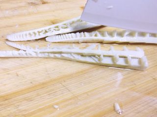 17、一锅俩用，清汤鲫鱼，辣汤重庆火锅,将笋尖切开成条，放碗中泡水
