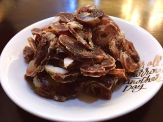 19、一锅俩用，清汤鲫鱼，辣汤重庆火锅,将香肠切薄片装盘准备好