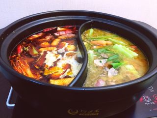 22、一锅俩用，清汤鲫鱼，辣汤重庆火锅,将要吃的下入锅中，边煮边吃