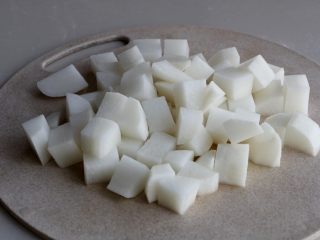 1、清炖白萝卜,白萝卜去皮，洗净切成小块