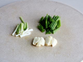 2、清炖白萝卜,小葱葱白葱叶分开切段、大蒜拍碎；