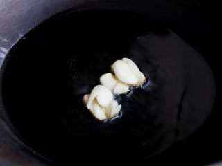 3、清炖白萝卜,锅内倒入适量的色拉油，烧热后加入大蒜爆香；