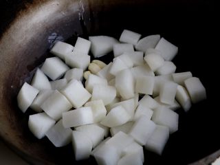 4、清炖白萝卜,倒入白萝卜翻炒几分钟；