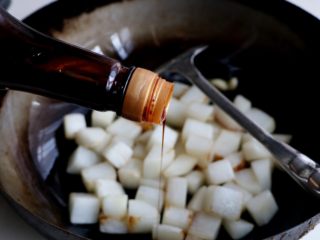 6、清炖白萝卜,加入勺生抽；