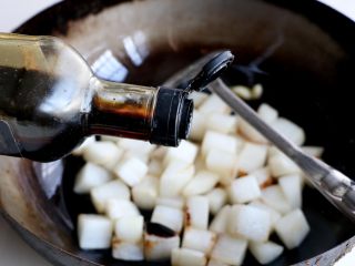 7、清炖白萝卜,接着放入2勺老抽；