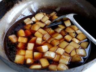 8、清炖白萝卜,加入和萝卜齐平的清水，盖上锅盖，大火烧开转中火烧；