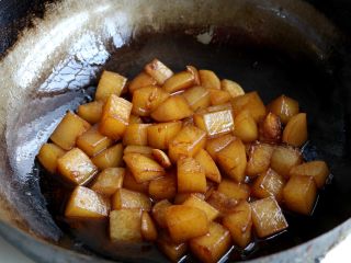 9、清炖白萝卜,煮到包萝卜熟透，留有少量的汤汁；