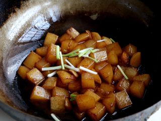 11、清炖白萝卜,收汤汁即可；