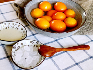 1、蜂蜜金桔茶,金桔洗净放水里加入盐寖泡10分钟寖泡十分钟，搓揉片刻后冲洗干净。