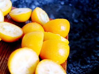 4、蜂蜜金桔茶,锅中烧开水，加入去籽金桔和冰糖放到一起