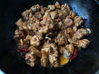 6、酱香啤酒鸭,豆瓣酱炒好后再和鸭子一起炒匀