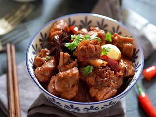 9、酱香啤酒鸭,最后大火翻炒收汁即可，盛出后撒点香菜装饰一下