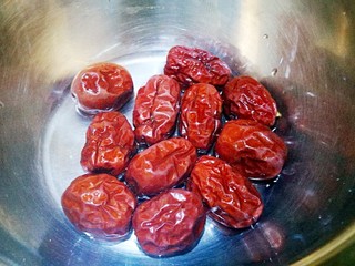 1、传统甜品～糯米切糕,红枣泡发 隔水蒸一刻钟