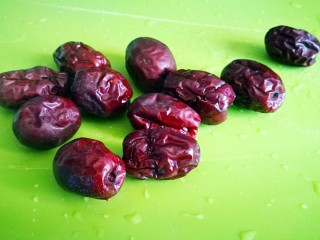 5、传统甜品～糯米切糕,红枣切开取出枣核