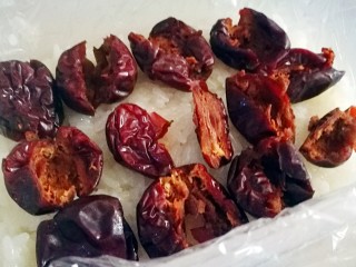 7、传统甜品～糯米切糕,放上红枣