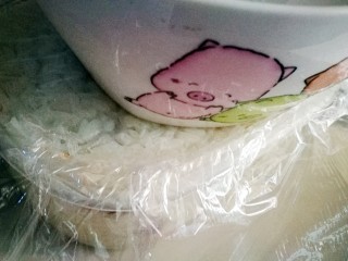 11、传统甜品～糯米切糕,用保鲜膜将保鲜盒盖好 用碗底将糯米压实了