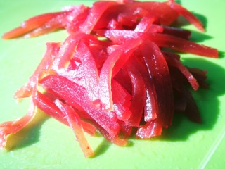 15、传统甜品～糯米切糕,红果糕切成细丝