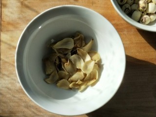 3、红豆莲子百合汤,百合冲洗干净。