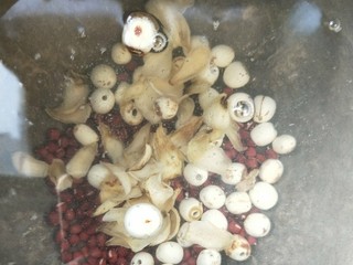 6、红豆莲子百合汤,加百合，大火烧开，转中小火煮至红豆开花至熟。