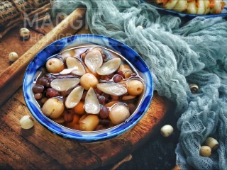 7、红豆莲子百合汤,关火，放凉加白糖或冰糖。