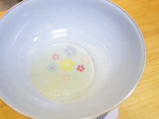 1、简单易上手的圣诞奶油杯子蛋糕,盆里加入玉米油、牛奶/水、盐0.5g混合搅拌均匀,水油充分乳化备用，看不到油点，有点稠稠的状态