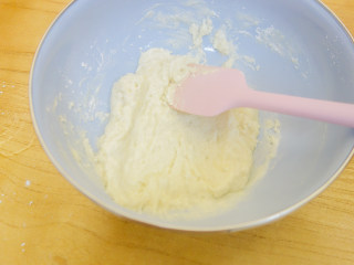 2、简单易上手的圣诞奶油杯子蛋糕,加入60g低粉Z字形混合均匀备用