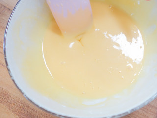 3、简单易上手的圣诞奶油杯子蛋糕,加入65g黄混合成无颗粒的蛋黄糊备用