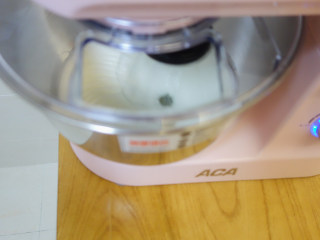 5、简单易上手的圣诞奶油杯子蛋糕,先低速将蛋白跟白砂糖混合，再高速打发，等有点凝固就可以转3-4档中低速打，边打边观察