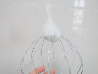 6、简单易上手的圣诞奶油杯子蛋糕,打至中性偏发泡的状态，这个状态是接近直立只有一点点弯沟的状态，一定要看清楚哦，太软的弯沟也不会成功的。蛋白凝固时要打一会看一下千万别打发过头，