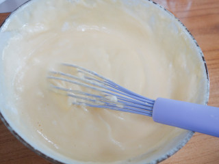 7、简单易上手的圣诞奶油杯子蛋糕,蛋白糊加三分之一入蛋黄糊翻拌，再加入剩下的翻拌均匀