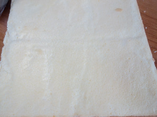 8、简单易上手的圣诞奶油杯子蛋糕,烤箱提前预热190度烤20分钟 蛋糕表面金黄即可出炉，拿出来立即把烤盘从高处落下震荡出热气 连同烤盘一起晾，晾凉脱去油布备用