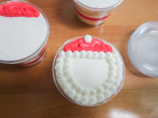 12、简单易上手的圣诞奶油杯子蛋糕,红色奶油部分装入裱花袋挤花做帽子、鼻子，圆嘴做的圣诞老人的胡子部分，