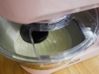 9、简单易上手的圣诞奶油杯子蛋糕,200g淡奶油+砂糖启动厨师机6档打发