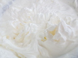 10、简单易上手的圣诞奶油杯子蛋糕,	打至9分发，取出30g奶油加入数滴红色色素备用