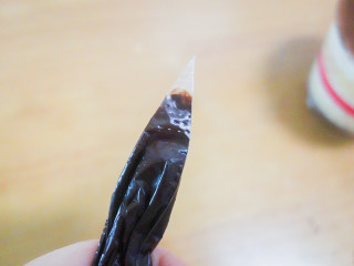 13、简单易上手的圣诞奶油杯子蛋糕,	巧克力融化以后放入裱花袋剪一个小口备用做眼睛