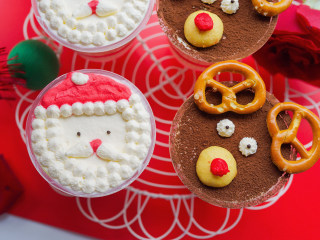 14、简单易上手的圣诞奶油杯子蛋糕,这个迷你劳伦兹饼干做麋鹿的耳朵就可以了