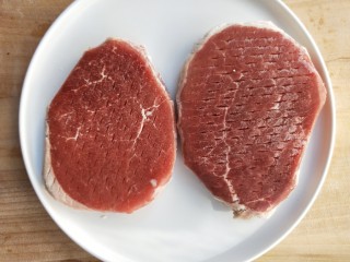 2、牛运亨通温馨家庭煎牛排,煎制前从冰箱取出牛排，去除包装，静置半小时。