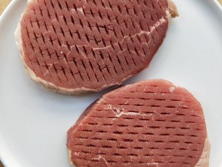 3、牛运亨通温馨家庭煎牛排,牛排恢复室温以后，用厨房纸吸取牛排表面的水分。