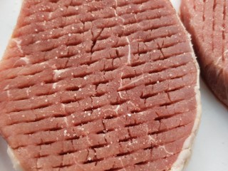 4、牛运亨通温馨家庭煎牛排,在牛排表面抹上盐。