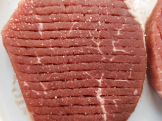 5、牛运亨通温馨家庭煎牛排,翻面也抹上。